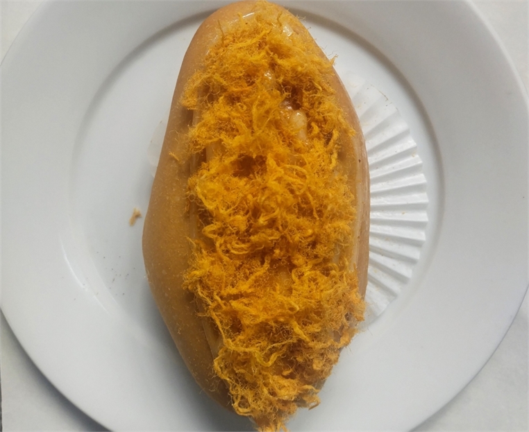 Bánh mì hotdog trứng muối chà bông phô mai cay